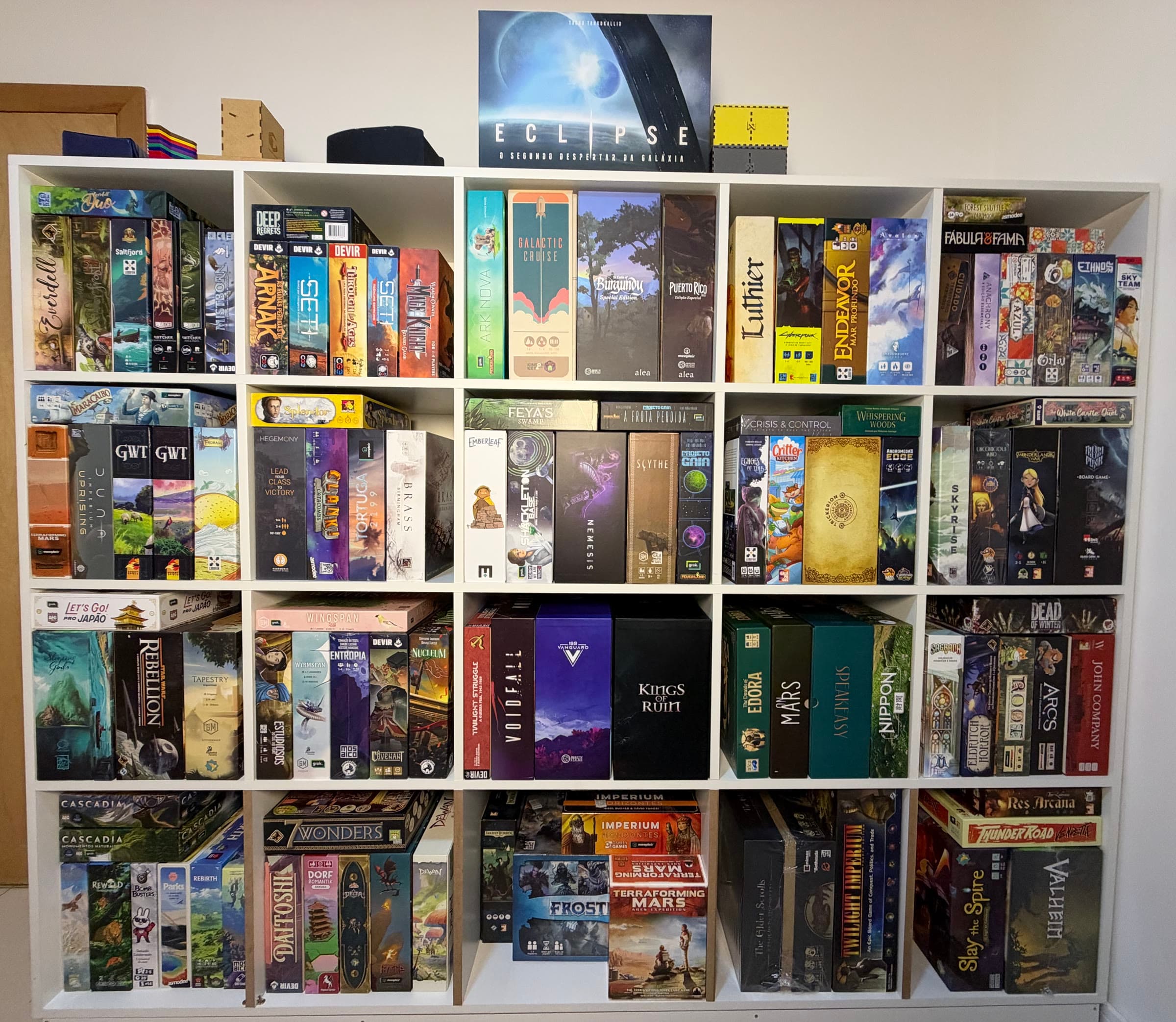Minha estante de board games, de frente.